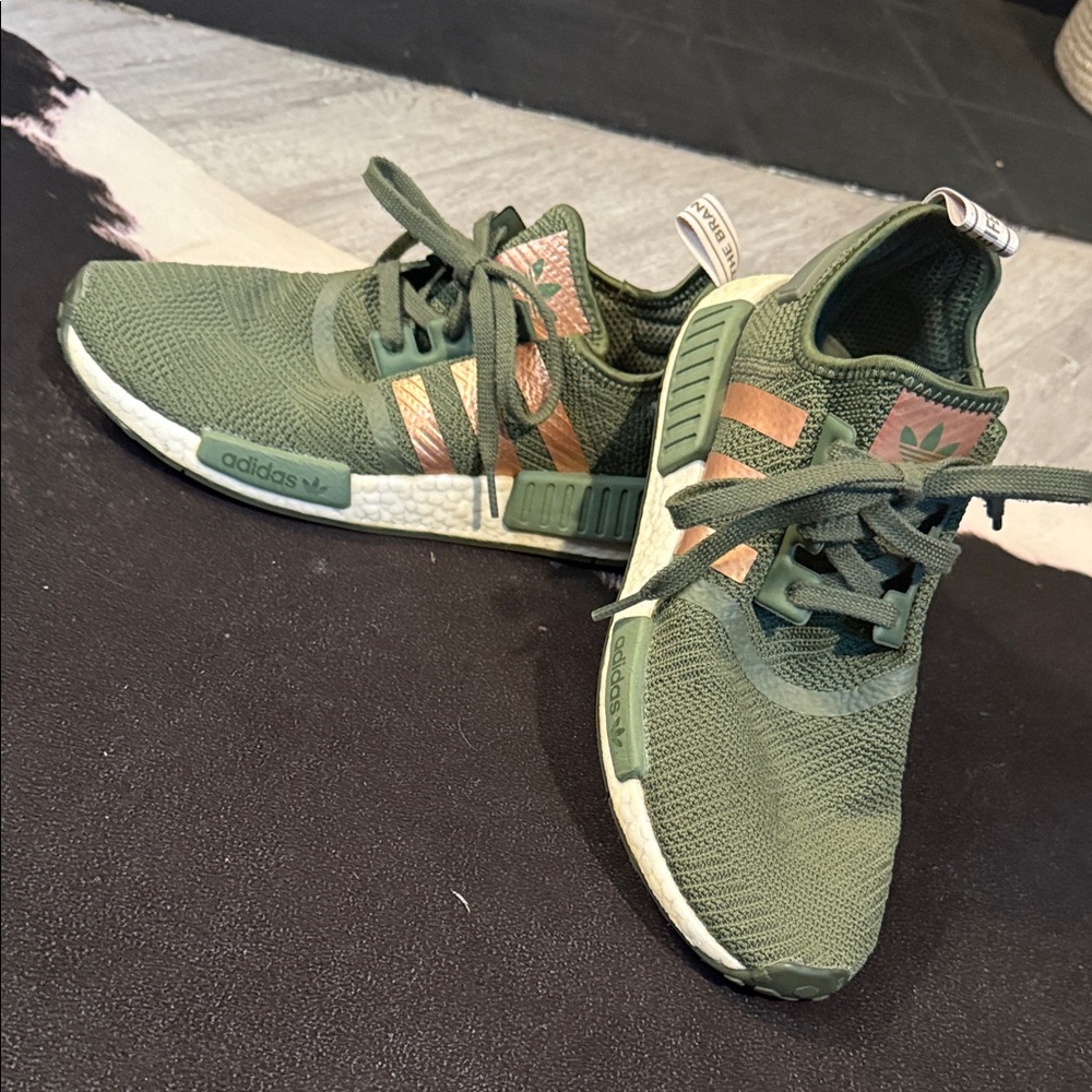 ✨Woman’s Green/Gold ADIDAS Boost•Size8.5✨